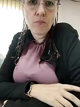 est 82 online show from 10.27.25