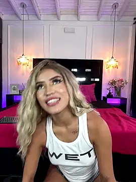 Snapshot of MystiqueXXX chatting on 09.22.25 MystiqueXXX online show from 09.22.25