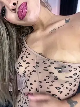 Snapshot of MystiqueXXX chatting on 10.17.25 MystiqueXXX online show from 10.17.25