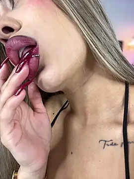 Snapshot of MystiqueXXX chatting on 10.18.25 MystiqueXXX online show from 10.18.25