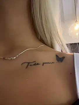 Snapshot of MystiqueXXX chatting on 11.15.25 MystiqueXXX online show from 11.15.25