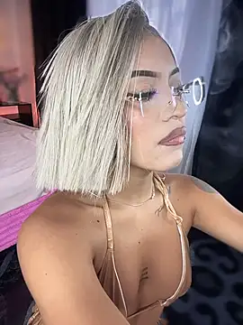 Snapshot of MystiqueXXX chatting on 11.24.25 MystiqueXXX online show from 11.24.25