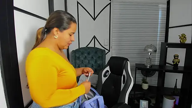 Snapshot of ElaBourn_ chatting on 09.29.25 ElaBourn online show from 09.29.25