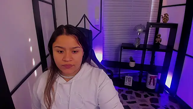 Snapshot of ElaBourn_ chatting on 10.09.25 ElaBourn online show from 10.09.25