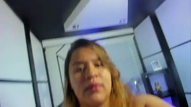 Snapshot of ElaBourn_ chatting on 10.17.25 ElaBourn online show from 10.17.25