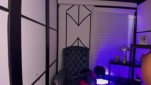 Snapshot of ElaBourn_ chatting on 10.22.25 ElaBourn online show from 10.22.25