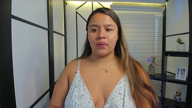 Snapshot of ElaBourn_ chatting on 12.05.25 ElaBourn online show from 12.05.25