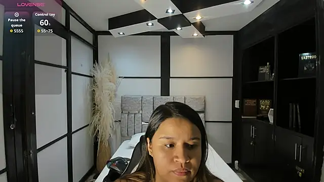 Snapshot of ElaBourn_ chatting on 12.17.25 ElaBourn online show from 12.17.25