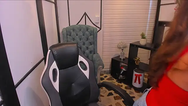 Snapshot of ElaBourn_ chatting on 12.19.25 ElaBourn online show from 12.19.25