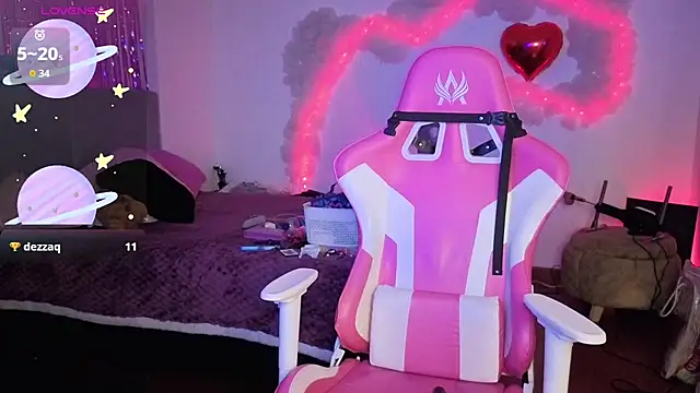 Snapshot of larah_uwu chatting on 02.13.26 larah uwu online show from 02.13.26