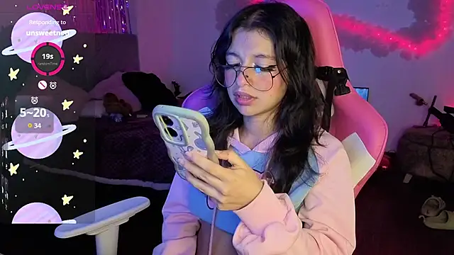 Snapshot of larah_uwu chatting on 02.14.26 larah uwu online show from 02.14.26