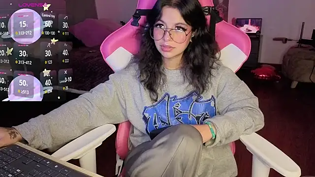 Snapshot of larah_uwu chatting on 02.16.26 larah uwu online show from 02.16.26