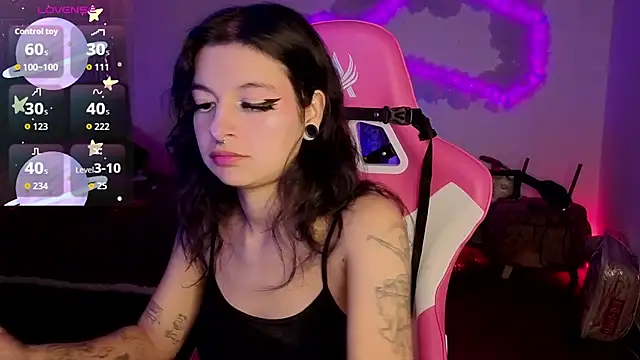 Snapshot of larah_uwu chatting on 02.21.26 larah uwu online show from 02.21.26