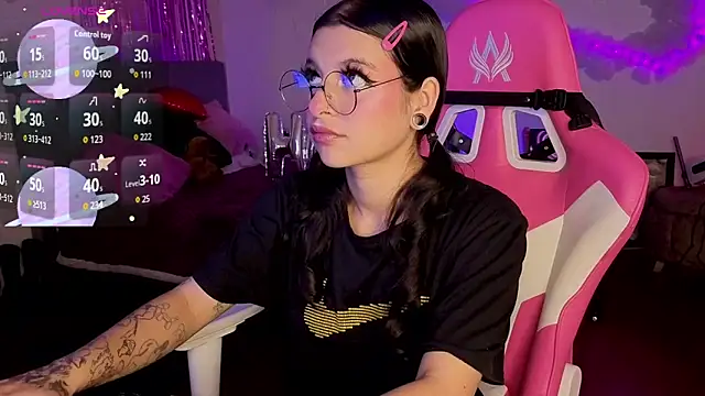 Snapshot of larah_uwu chatting on 02.26.26 larah uwu online show from 02.26.26