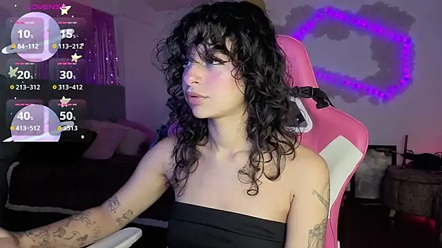 Snapshot of larah_uwu chatting on 02.28.26 larah uwu online show from 02.28.26