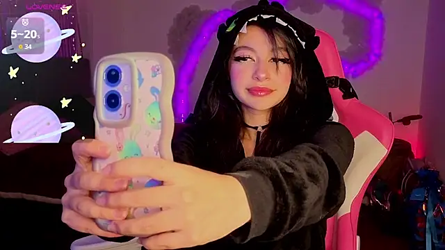 Snapshot of larah_uwu chatting on 03.14.26 larah uwu online show from 03.14.26