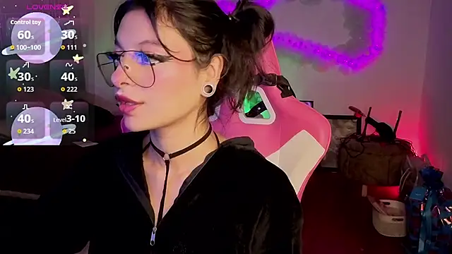 Snapshot of larah_uwu chatting on 03.17.26 larah uwu online show from 03.17.26