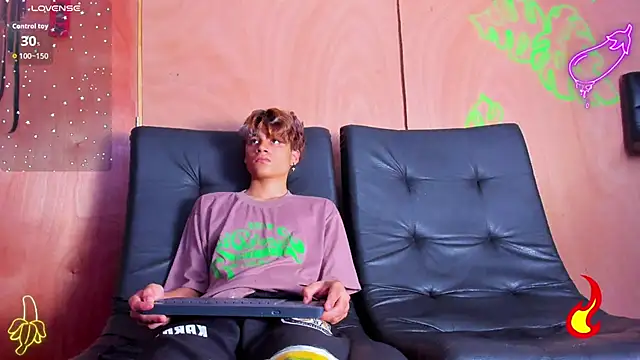 Snapshot of spicy_adonhis chatting on 11.18.25 spicy adonhis online show from 11.18.25