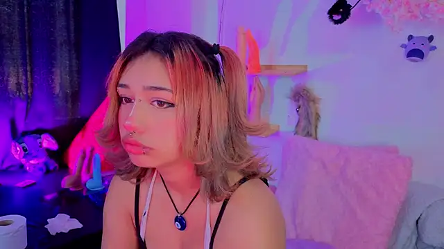 Snapshot of zoelight18 chatting on 11.23.25 zoelight18 online show from 11.23.25