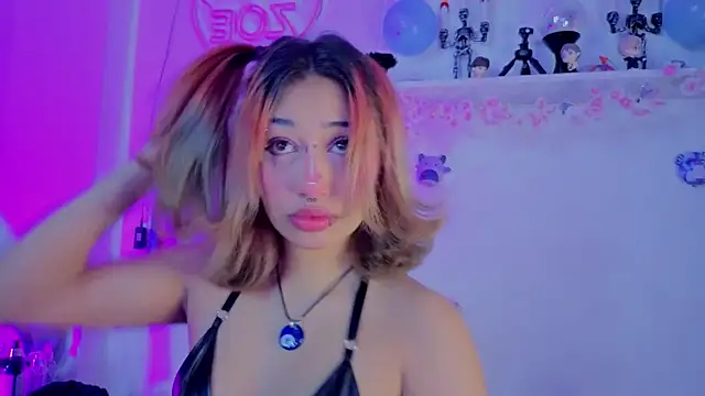 Snapshot of zoelight18 chatting on 12.05.25 zoelight18 online show from 12.05.25