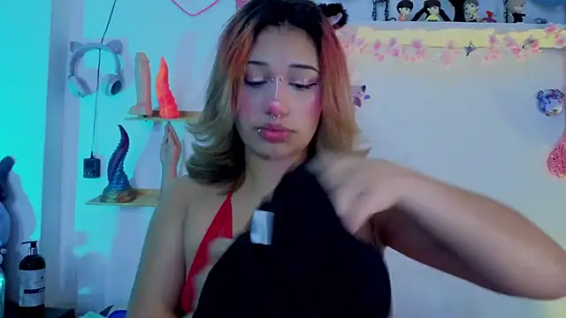 Snapshot of zoelight18 chatting on 12.15.25 zoelight18 online show from 12.15.25