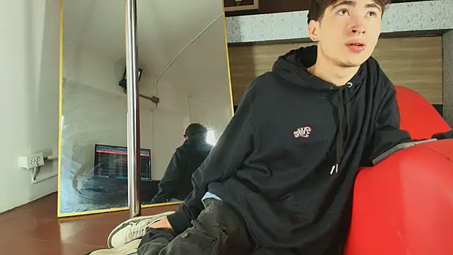 Snapshot of _DantFox_ chatting on 09.30.25 DantFox online show from 09.30.25