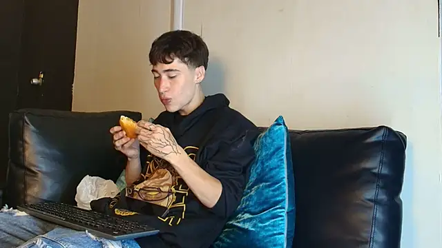 Snapshot of _DantFox_ chatting on 11.25.25 DantFox online show from 11.25.25