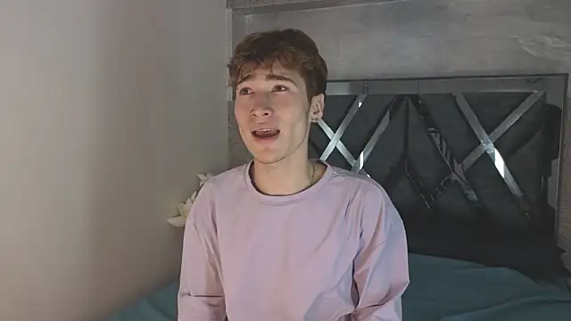 Snapshot of _DantFox_ chatting on 12.18.25 DantFox online show from 12.18.25