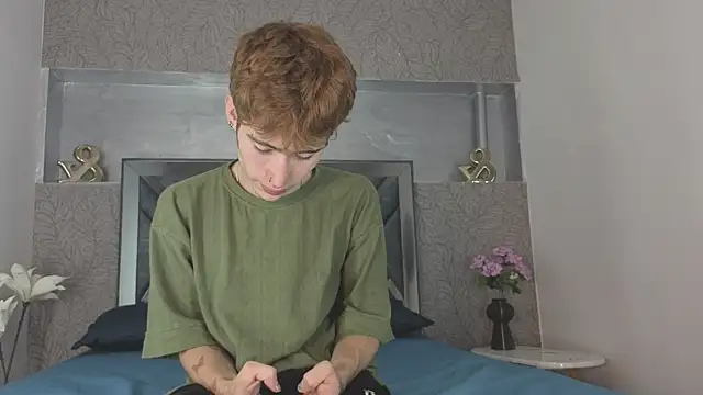 Snapshot of _DantFox_ chatting on 12.18.25 DantFox online show from 12.18.25