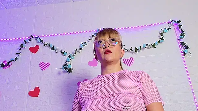 Snapshot of naomi_diamond_ chatting on 11.04.25 naomi diamond online show from 11.04.25