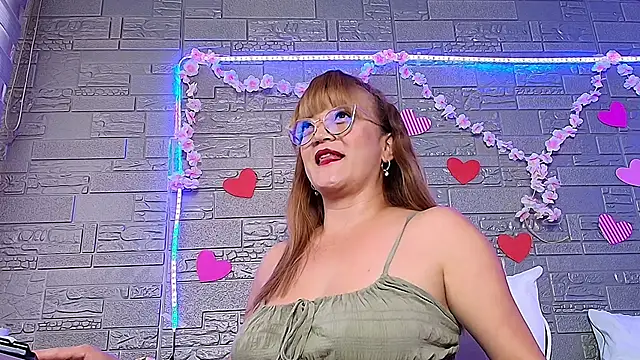 Snapshot of naomi_diamond_ chatting on 12.14.25 naomi diamond online show from 12.14.25