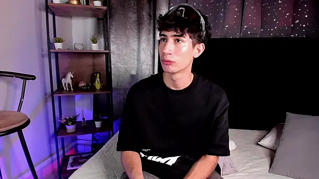 Snapshot of MartinnaGreco chatting on 10.30.25 MartinnaGreco online show from 10.30.25