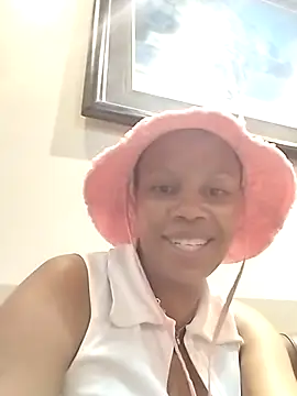 Snapshot of HoneyDripz_94 chatting on 10.18.25 HoneyDripz 94 online show from 10.18.25