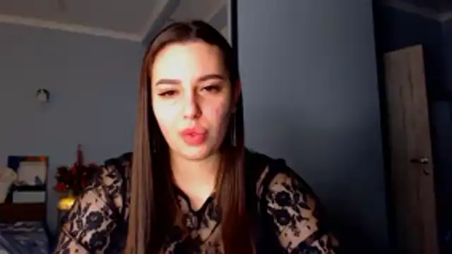 Snapshot of NikiWhite chatting on 12.22.25 NikiWhite online show from 12.22.25