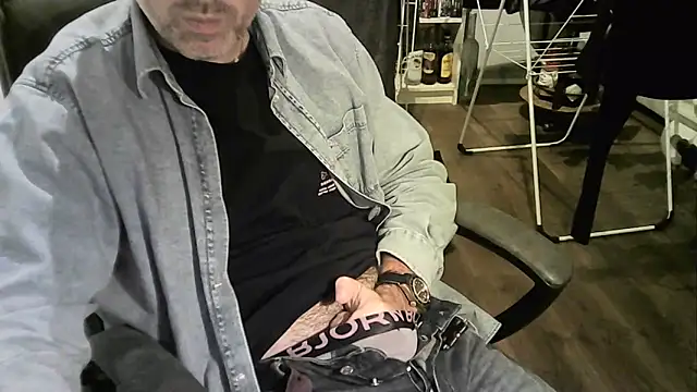 Snapshot of Chrisprngr chatting on 10.06.25 Chrisprngr online show from 10.06.25