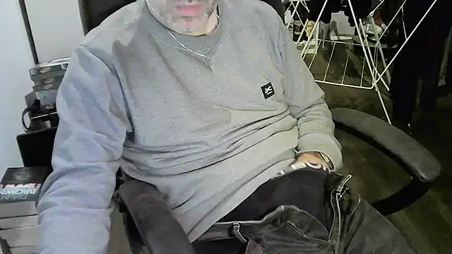 Snapshot of Chrisprngr chatting on 01.12.26 Chrisprngr online show from 01.12.26