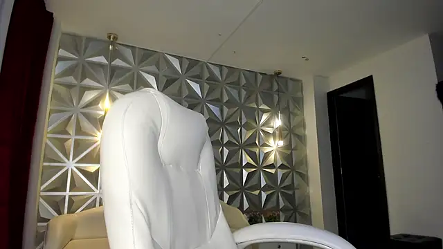 Snapshot of hellen_tease chatting on 12.18.25 hellen tease online show from 12.18.25