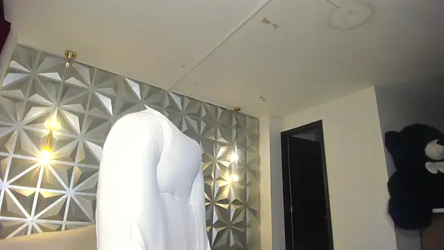 Snapshot of hellen_tease chatting on 12.19.25 hellen tease online show from 12.19.25