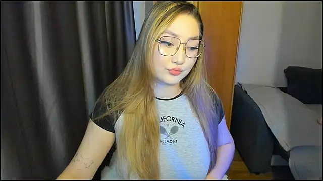 Snapshot of lyra_x chatting on 05.05.26 lyra x online show from 05.05.26