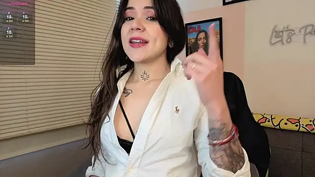 Snapshot of SujannaVarma_ chatting on 11.22.25 SujannaVarma online show from 11.22.25