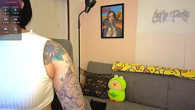 Snapshot of SujannaVarma_ chatting on 11.26.25 SujannaVarma online show from 11.26.25