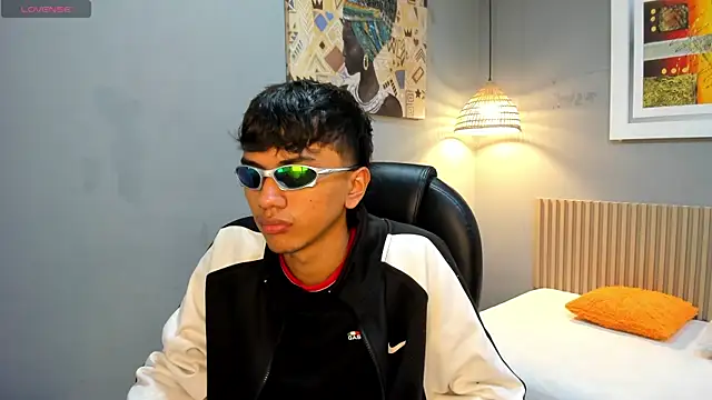 Snapshot of markbowie chatting on 03.20.26 markbowie online show from 03.20.26