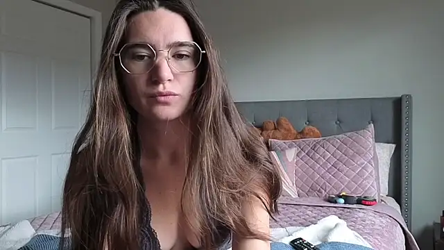 Snapshot of bambifarrina chatting on 10.15.25 bambifarrina online show from 10.15.25