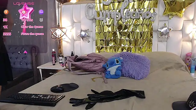 Snapshot of Foxxy_Doll chatting on 10.18.25 Foxxy Doll online show from 10.18.25