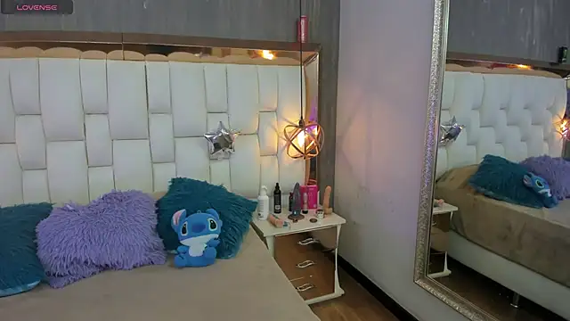 Foxxy Doll online show from 05.04.26