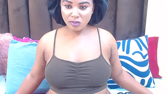 Snapshot of AfricanQueenxx40 chatting on 12.17.25 AfricanQueenxx40 online show from 12.17.25