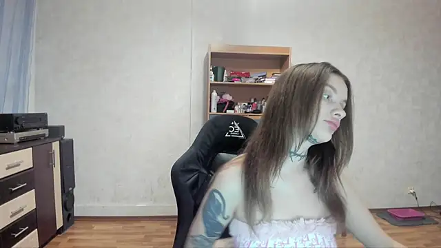 Snapshot of AlisTris chatting on 11.19.25 AlisTris online show from 11.19.25