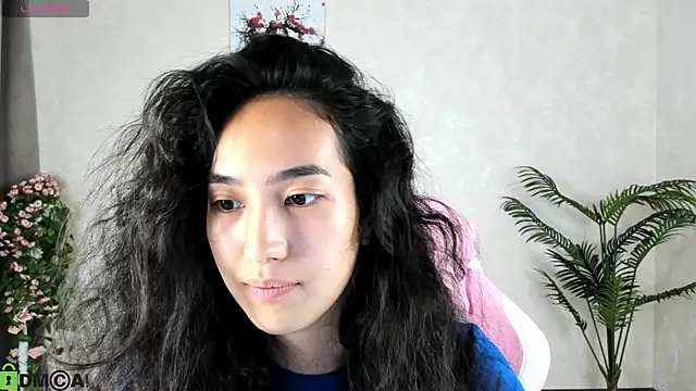 Snapshot of FlirtyAura chatting on 09.17.25 FlirtyAura online show from 09.17.25