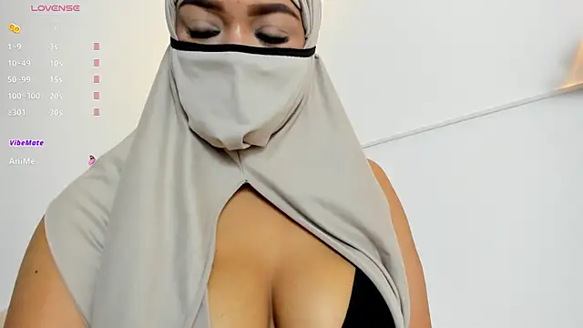 Snapshot of thaira_aly chatting on 11.26.25 thaira aly online show from 11.26.25