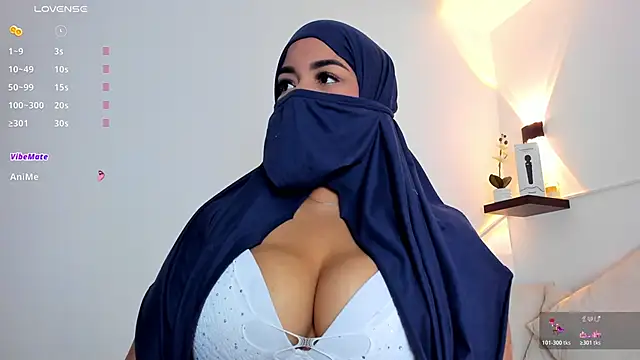 Snapshot of thaira_aly chatting on 11.29.25 thaira aly online show from 11.29.25